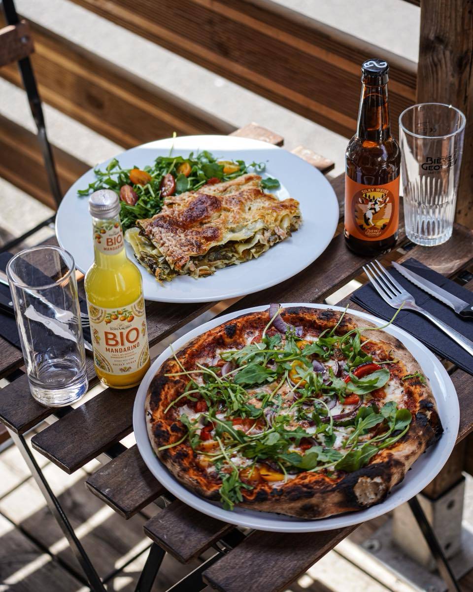 Terrasse du Café des Antiquaires avec pizza et lasagna maison